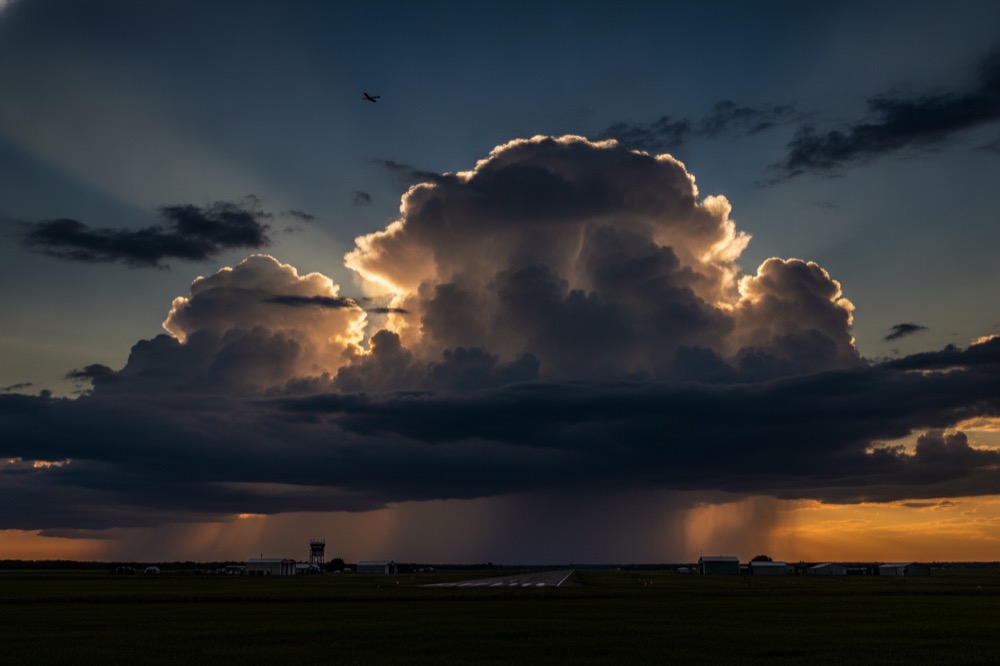 Cumulus imposants au-dessus d'un aérodrome au crépuscule
