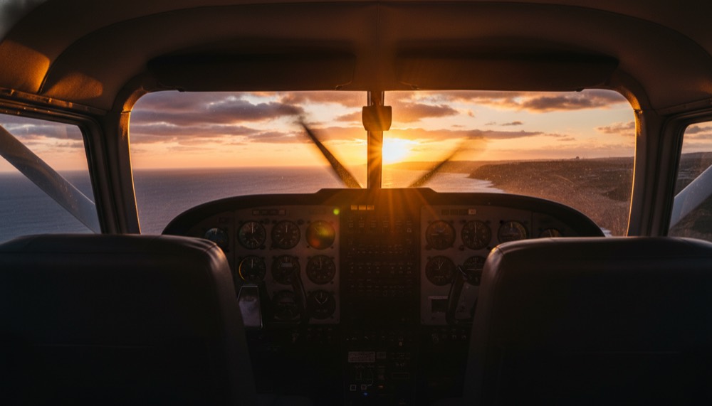 Cockpit face à l'horizon doré en vol